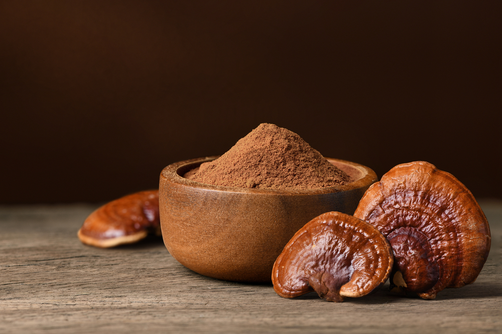 Reishi,Mushroom,(lingzhi),Powder,In,Wooden,Bowl.