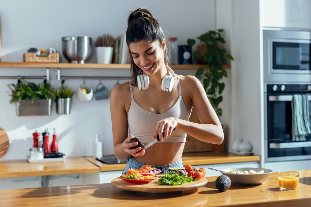 Shot,Of,Fintess,Woman,Making,A,Healthy,Poke,Bowl,In